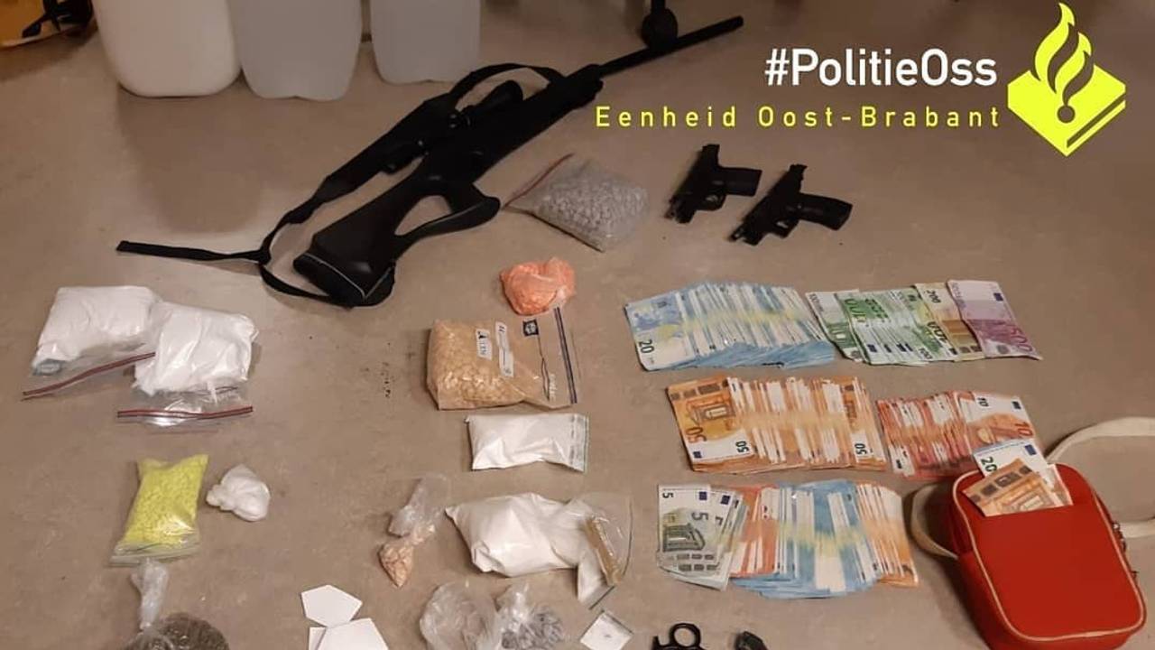 Er werd nogal wat gevonden in het huis in Vorstenbosch (foto: Facebook politie Oss).