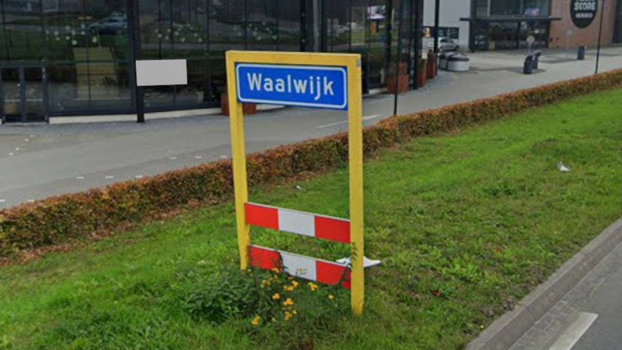 Plaatsnaambord van Waalwijk (foto: Google Streetview). 