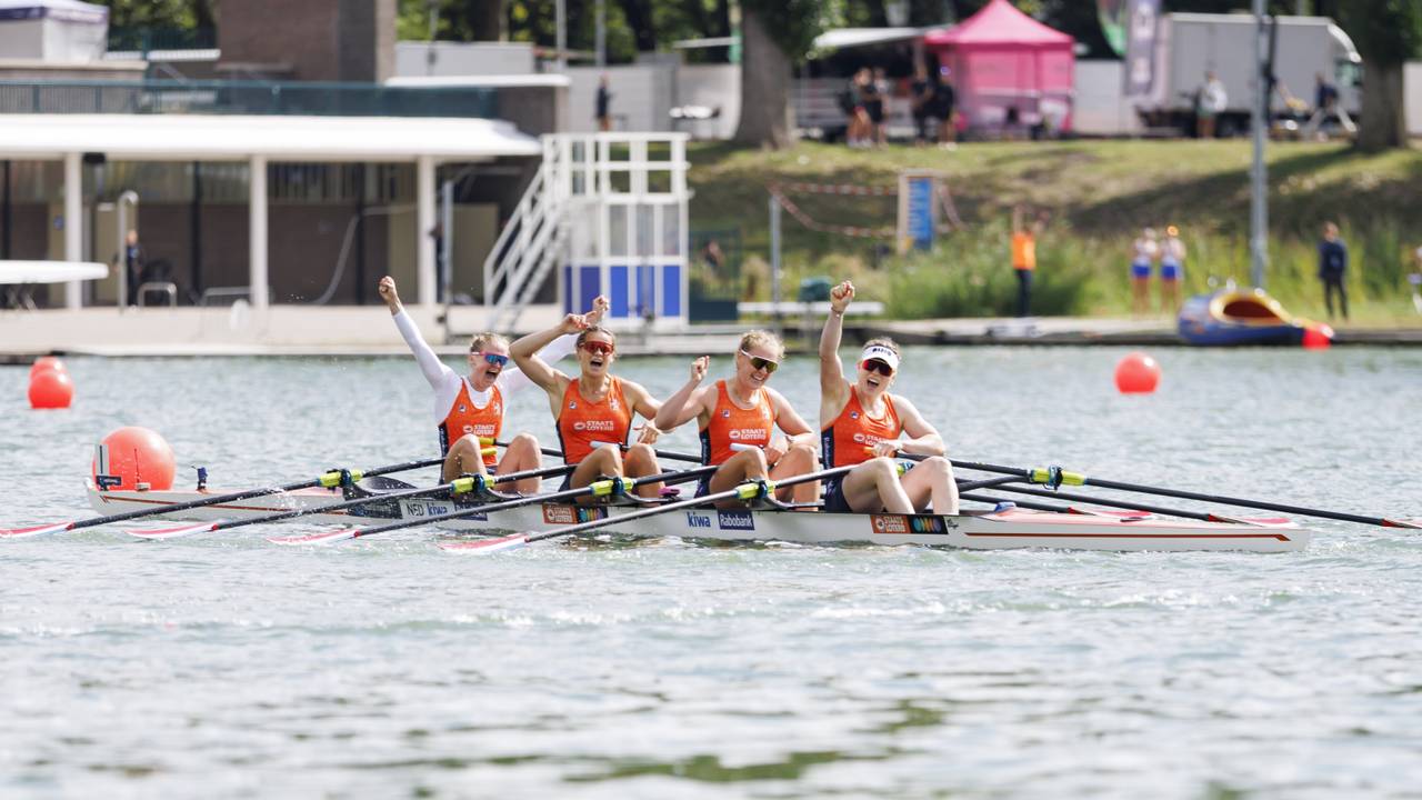 Margot Leeuwenburgh samen met haar teamgenoten na de winst (foto: ANP).