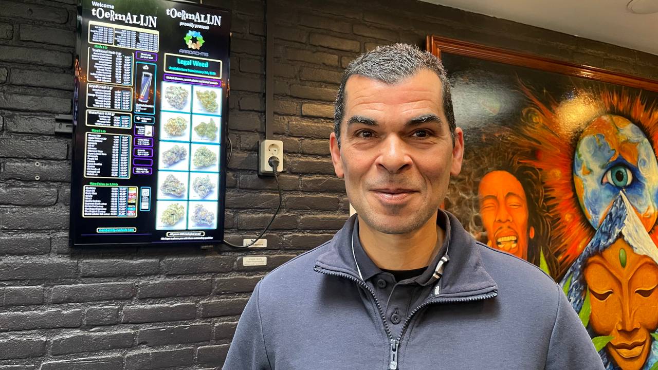 Coffeeshopeigenaar Willem Vugs met achter hem de 'menukaart' (foto: Tom van den Oetelaar).
