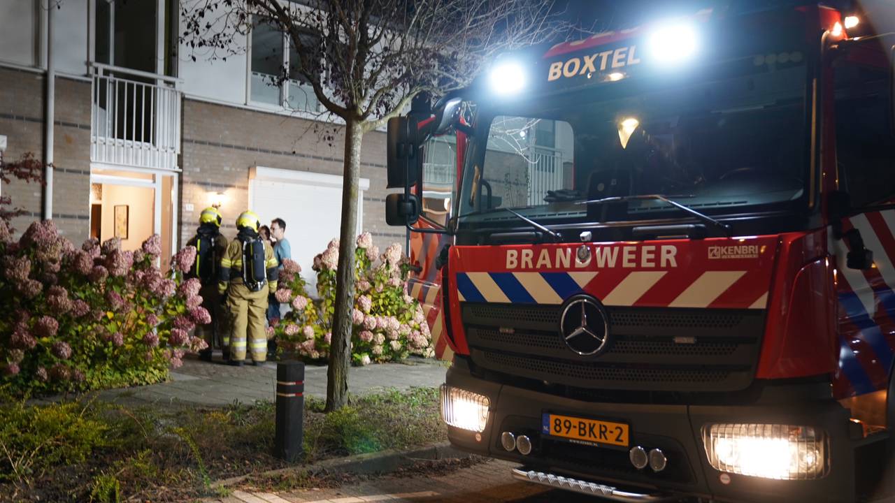 De brandweer bij het huis waar de oven problemen veroorzaakte (foto: Bart Meesters/Meesters Multi Media/SQ Vision).