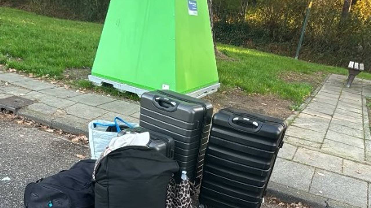 De lading waarmee de vrouw langs de snelweg A59 uit een auto is gezet (foto: wijkagenten Reeshof op Instagram).