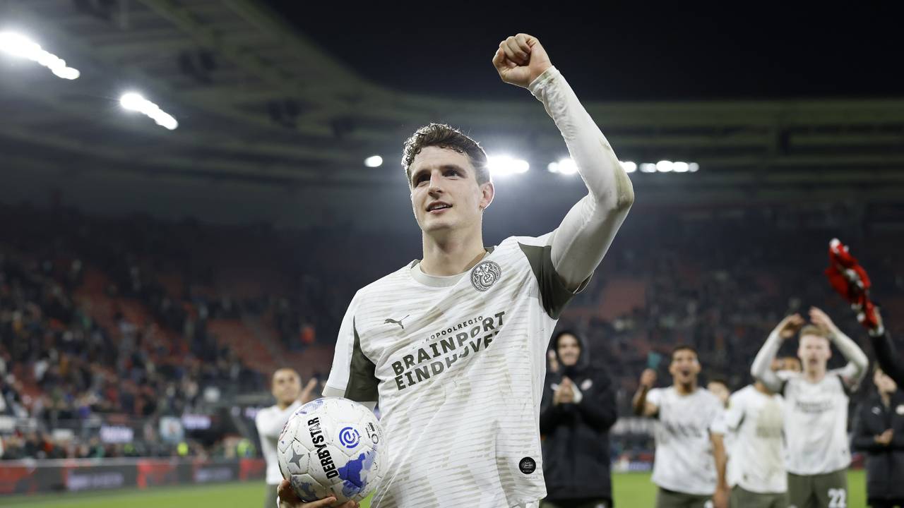 Guus Til: mag de bal mee naar huis nemen (foto: ANP).