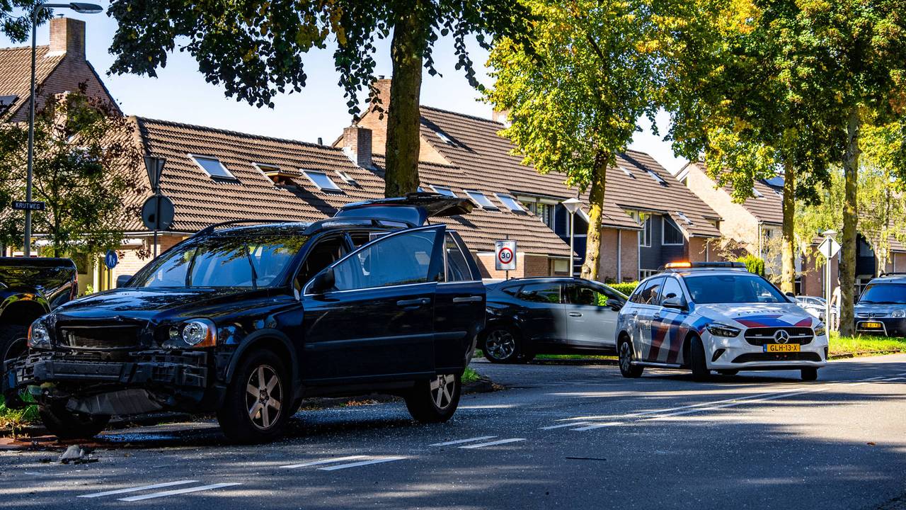 Automobilist rijdt met hoge snelheid tegen stilstaande auto in Oss