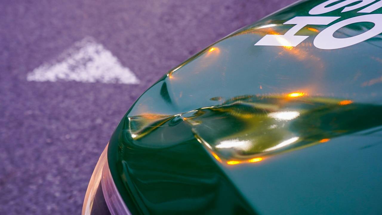 De beschadigde auto (foto: Dave Hendriks/SQ Vision Mediaprodukties).