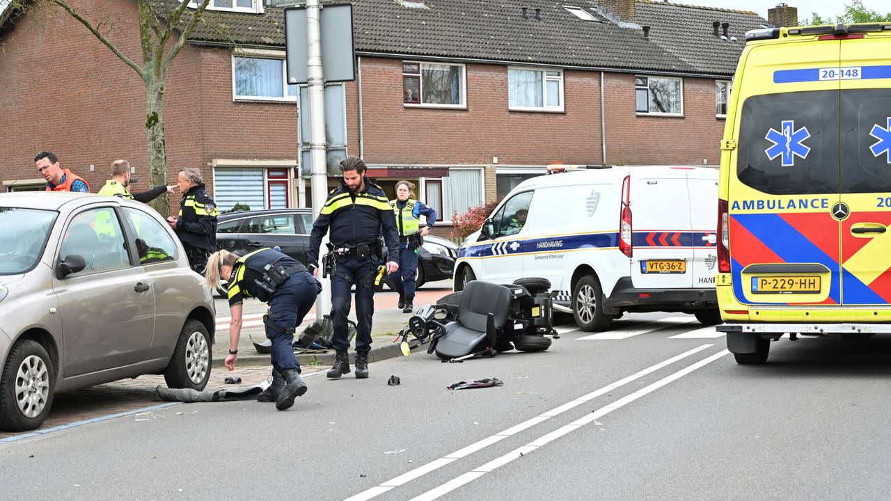 Man op scootmobiel aangereden (foto: Perry Roovers/SQ Vision).