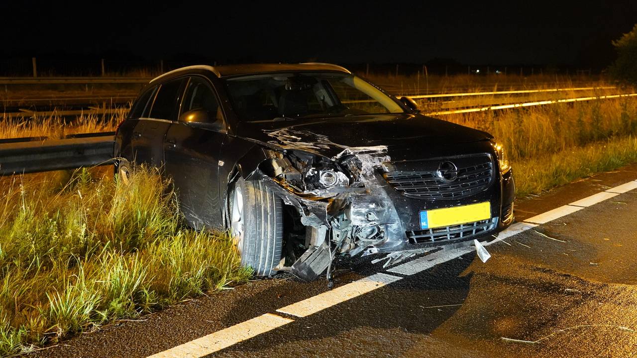 De bestuurder van de auto die achterop de andere auto reed, is aangehouden (foto: Jeroen Stuve/SQ Vision).