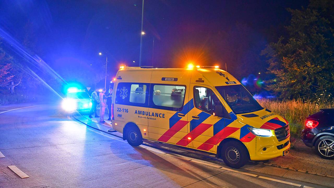 De bebloede fietser is in een ambulance nagekeken en naar een ziekenhuis gebracht (foto: Rico Vogels/SQ Vision).