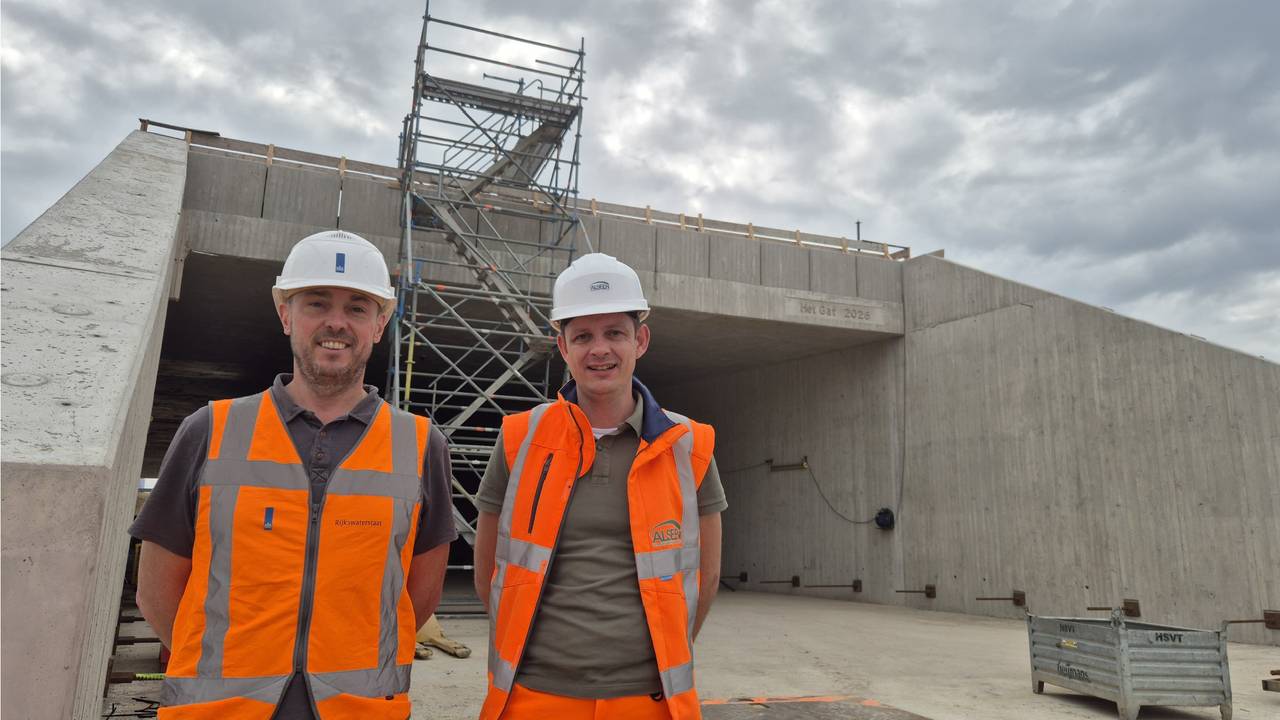 Michael Blatter van Rijkswaterstaat (l) en Joris van den Hoek van ALSÉÉN bij de constructie, die tijdens de 'honderd van de Hooipolder' onder de A27 wordt geschoven (foto: Niek de Bruijn)