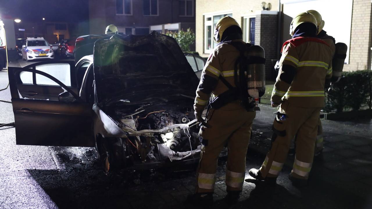 De brandweer kon niet voor komen dat de auto in Veghel verloren ging (foto: Sander van Gils/SQ Vision).