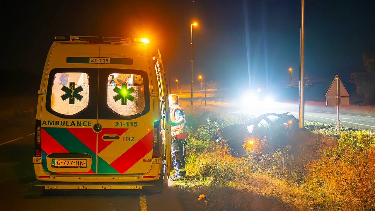 De bestuurder van de gecrashte auto werd nagekeken door ambulancepersoneel (foto: Gabor Heeres/SQ Vision).