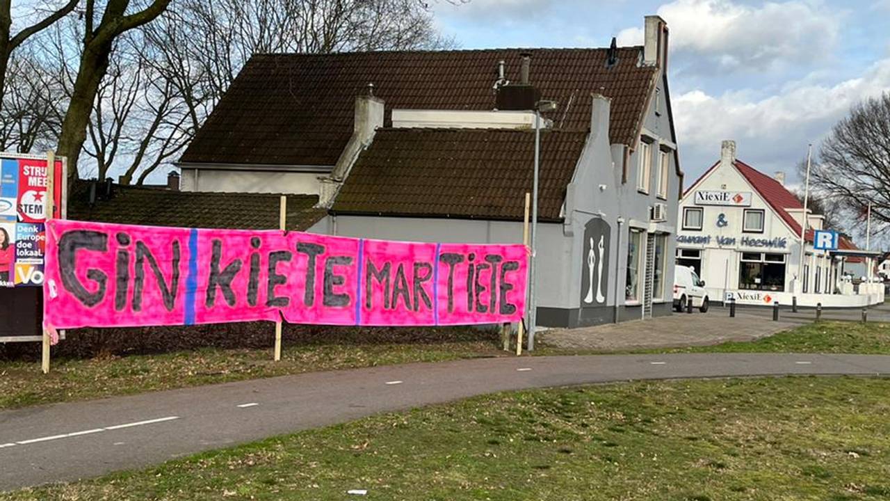 Voetballers willen dat seksclub Julia Bar blijft.