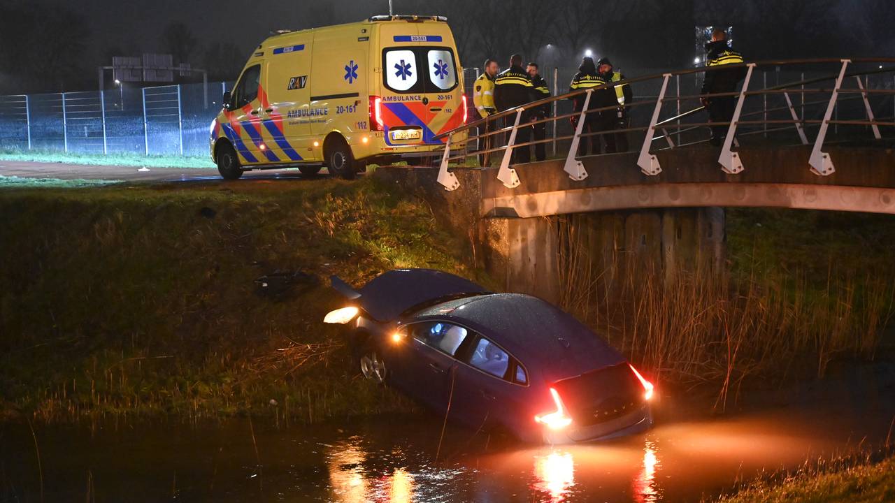 De auto belandde in een sloot (foto: Perry Roovers/SQ Vision).