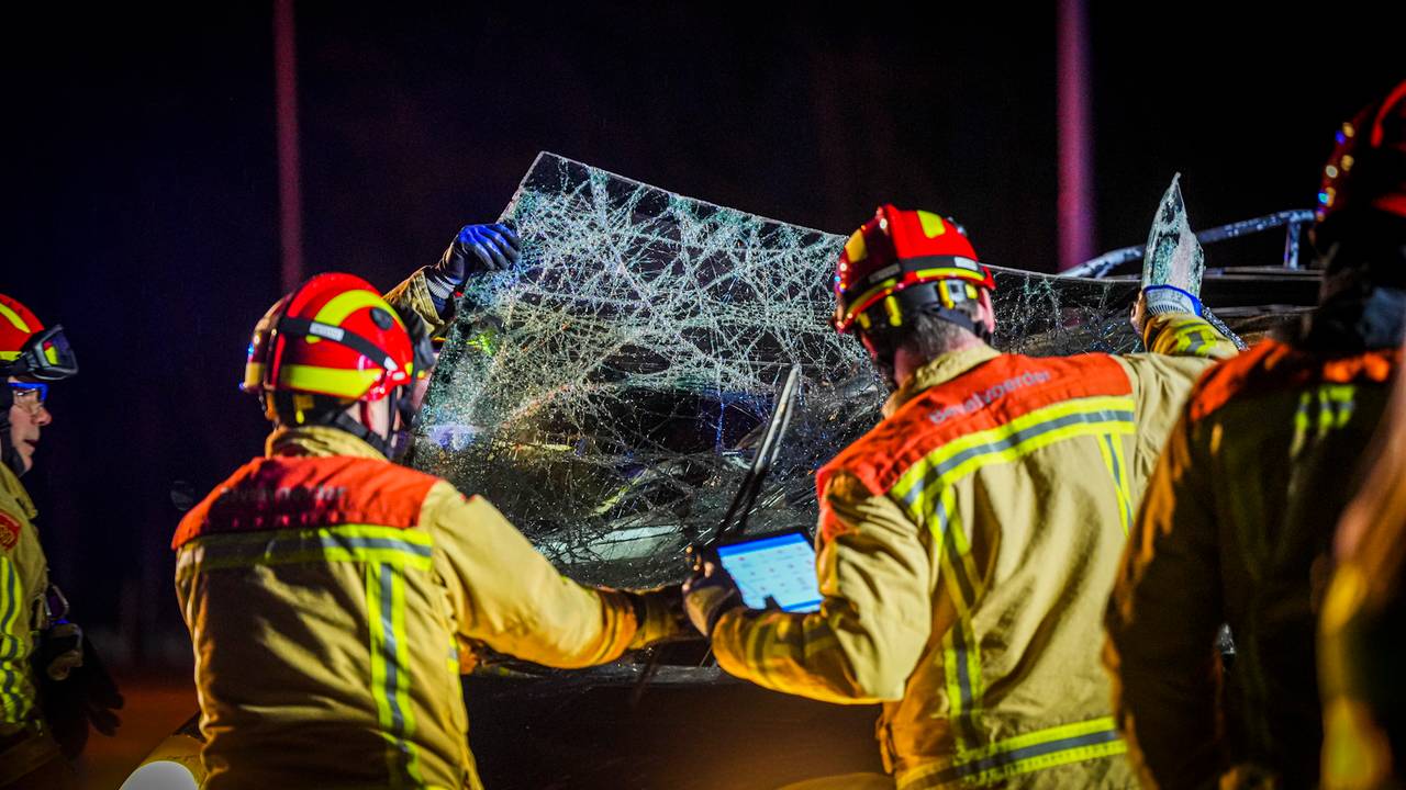De brandweer bevrijdde de bestuurder uit de bestelbus (foto: SQ Vision).