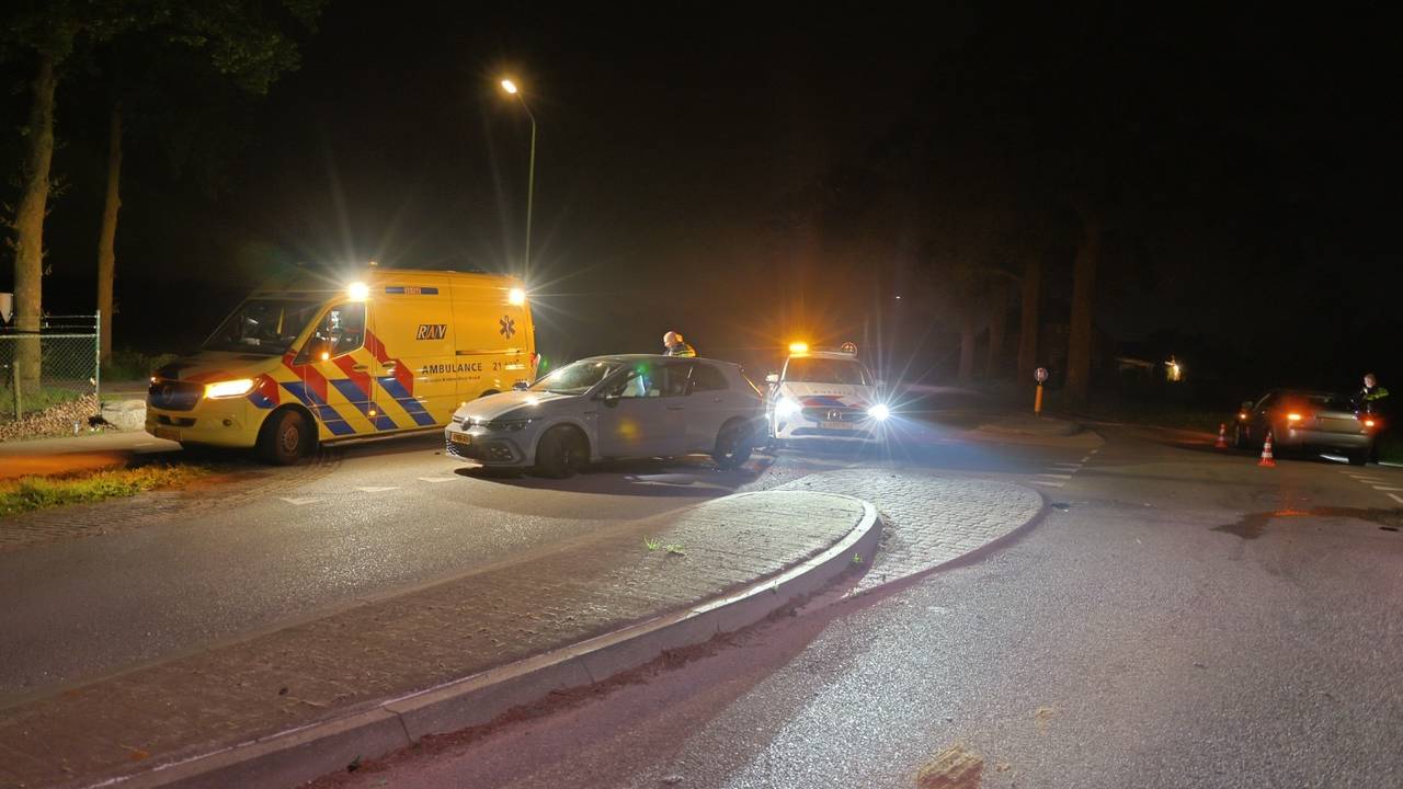 Ambulance en politie op de plek waar de wagens botsten (foto: Persbureau SK-Media/SQ Vision).