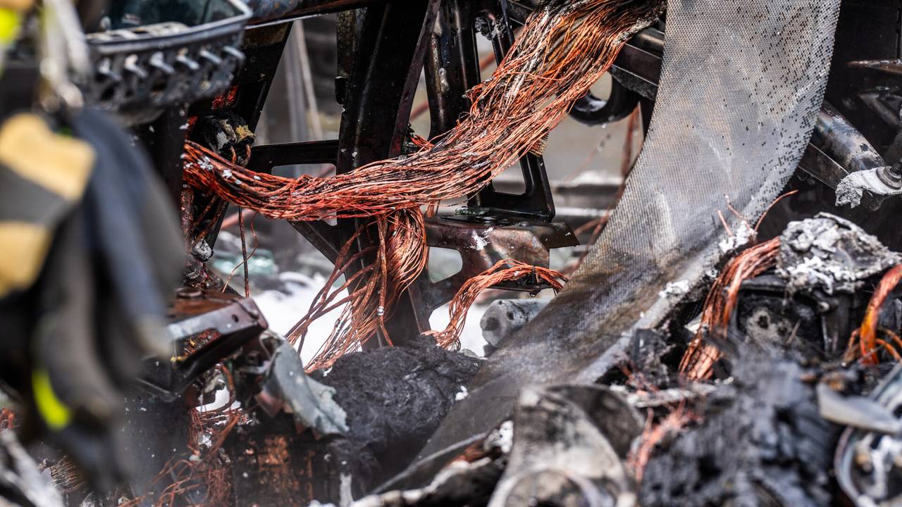 De auto brandde helemaal uit (foto: Dave Hendriks/SQ Vision).