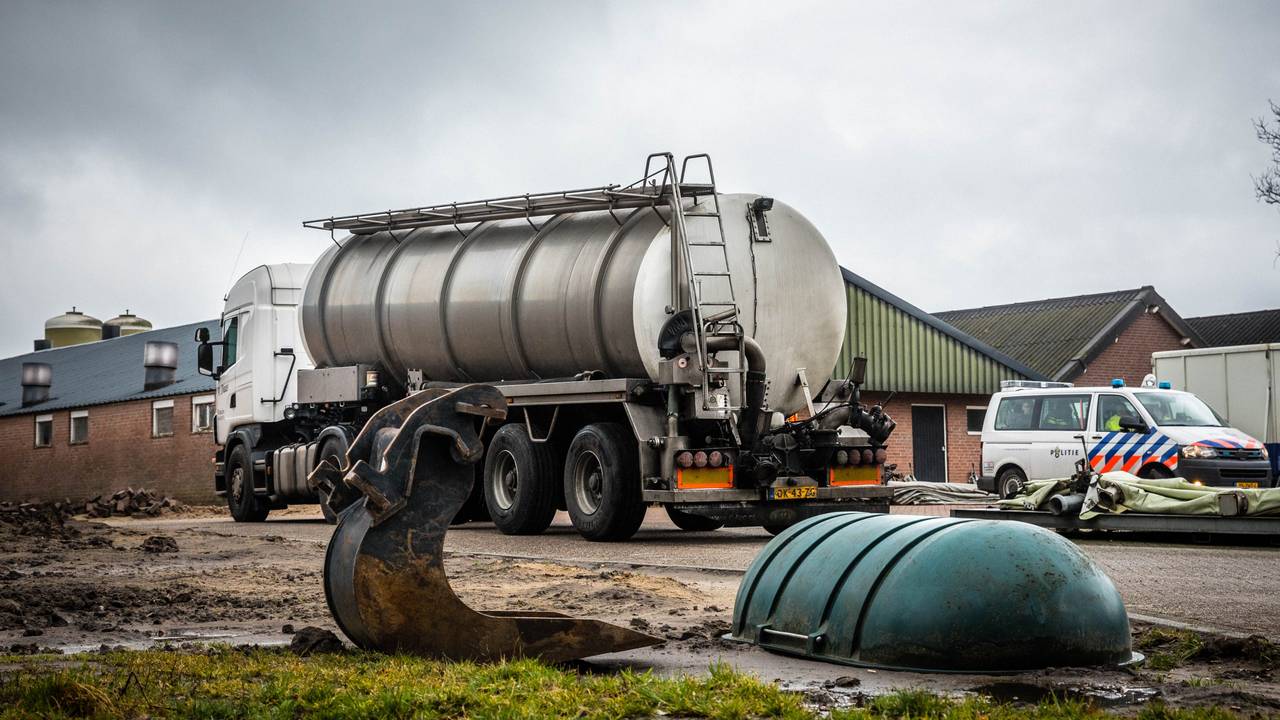 Politie op het terein van mestvervoerder W. Daas tijdens een inval in 2018 (foto: ANP)