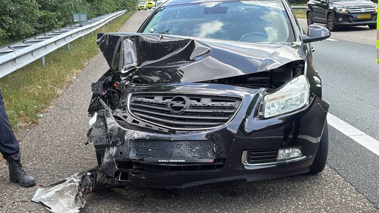Ongeluk met meerdere autos op de A58, een rijstrook dicht.