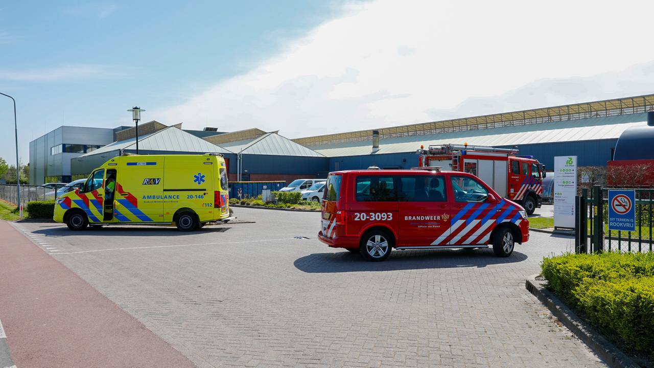 Vanwege de problemen in Fijnaart werden de brandweer en een ambulance opgeroepen (foto: Christian Traets/SQ Vision).