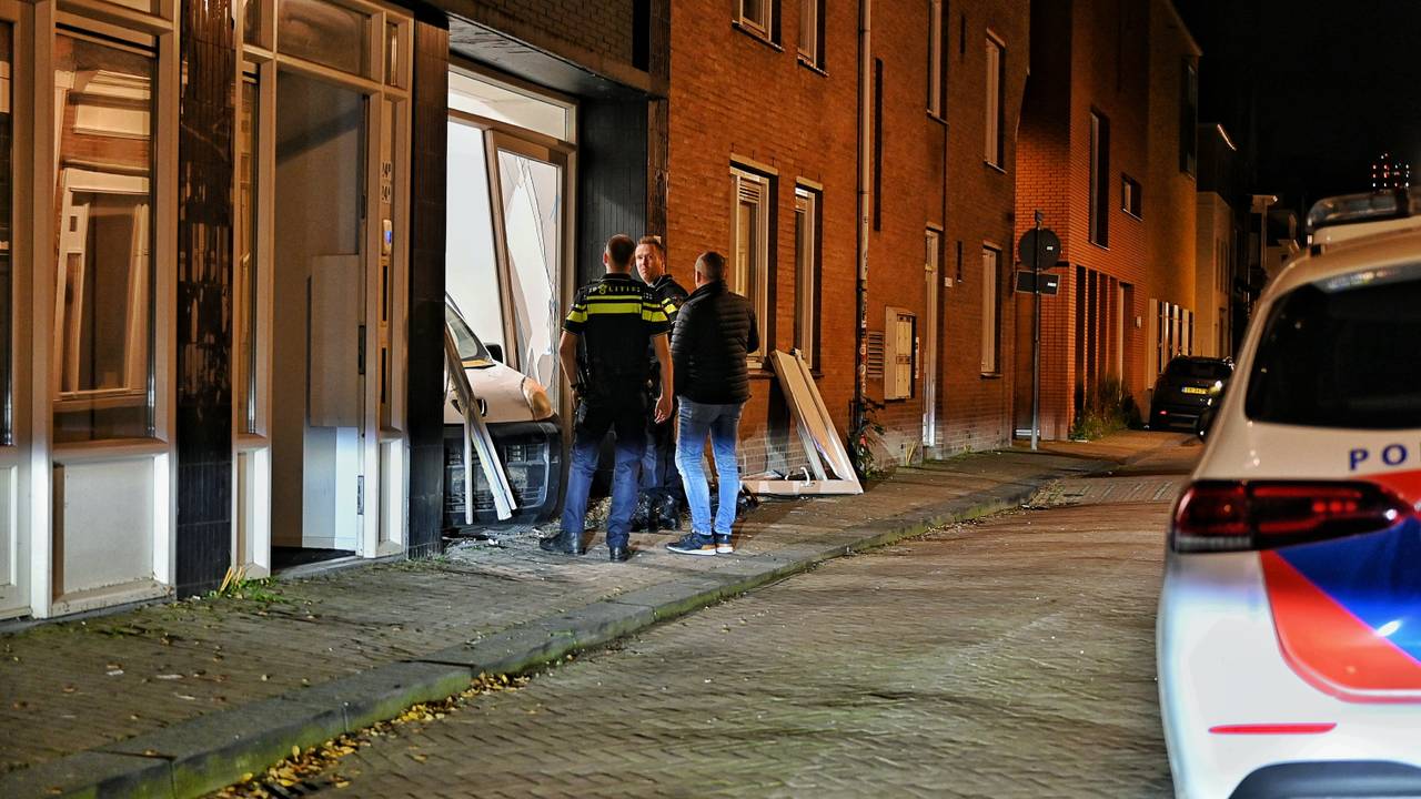 Agenten inspecteren de situatie (foto: Toby de Kort/SQ Vision Mediaprodukties).