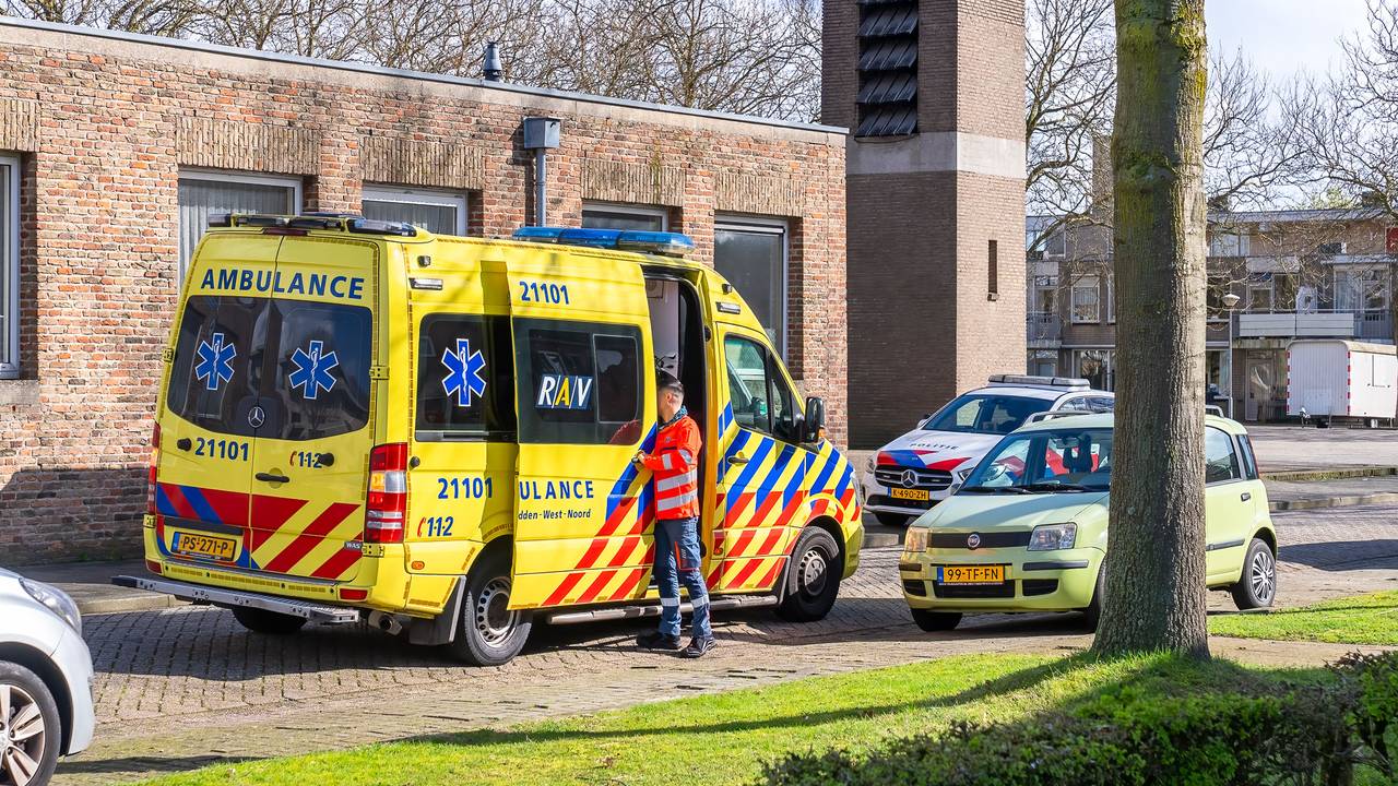 Diverse hulpdiensten werden opgeroepen vanwege de gestoken man in het huis aan Cesar Francklaan in Den Bosch (foto: Iwan van Dun/SQ Vision).