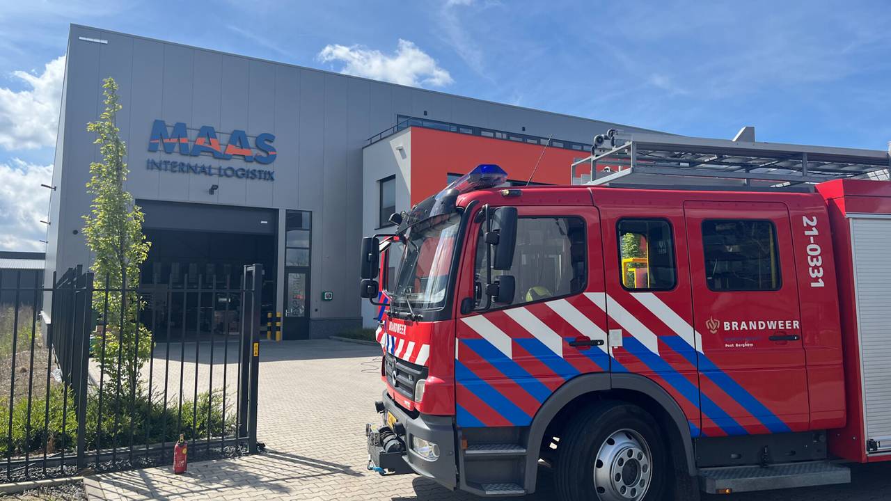 De brandweer werd ingezet bij het bedrijf aan het Veersemeer in Oss (foto: Gabor Heeres/SQ Vision).