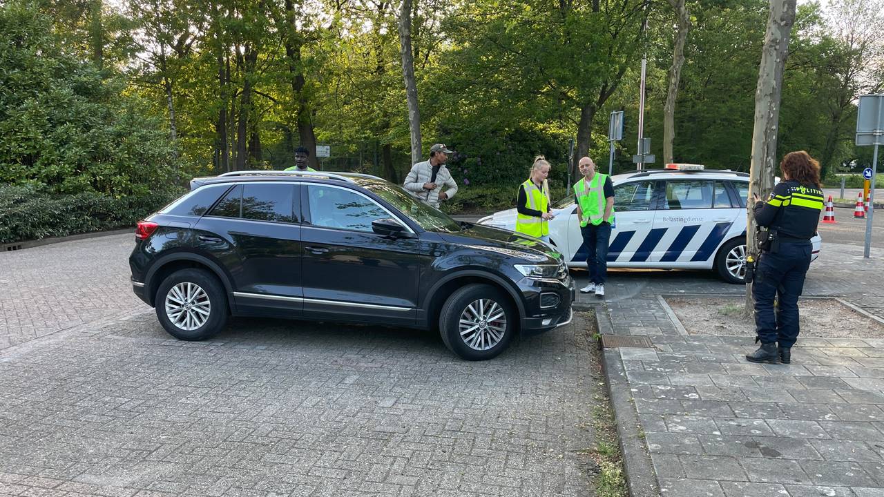 Politie voert  actie  (foto: René van Hoof).