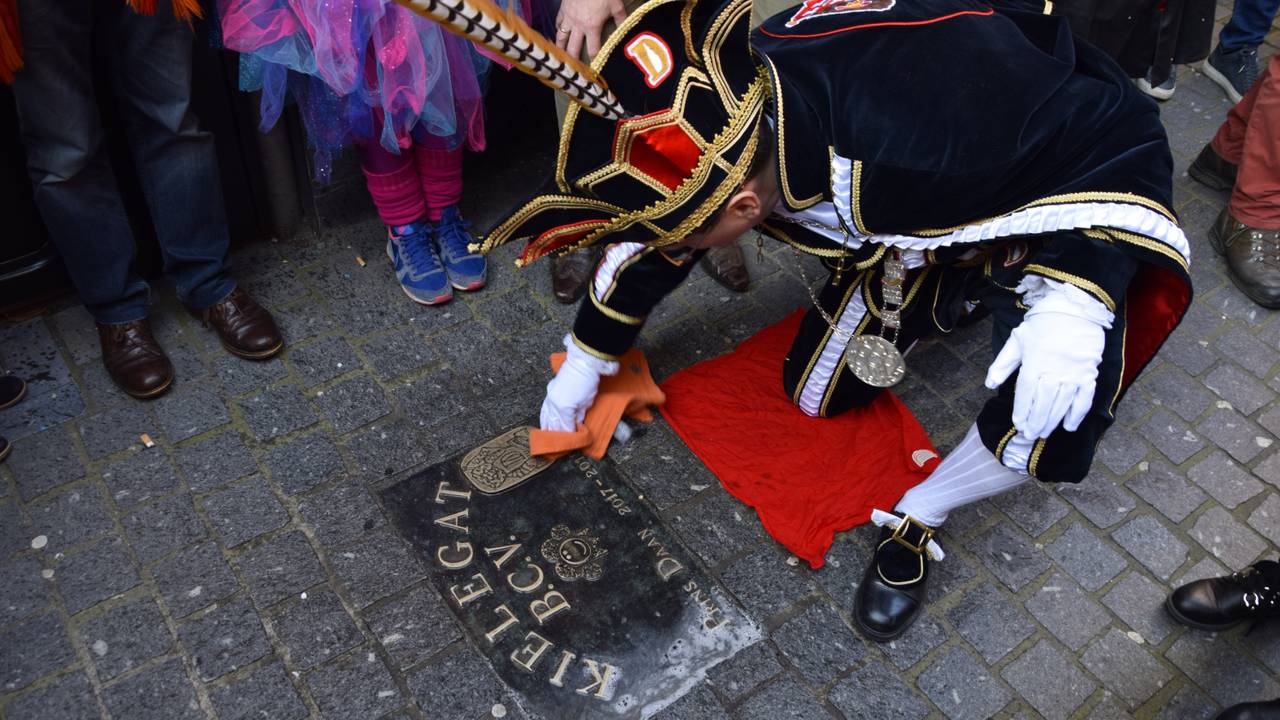 Prins Daan onthult zijn prinsentegel.