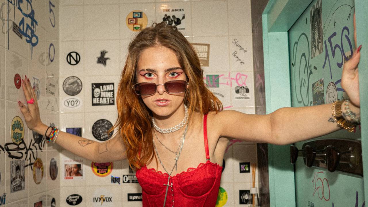 XXJULÍA kwam voor haar studie aan de Rockacademie naar Tilburg (foto: YzaPauw).