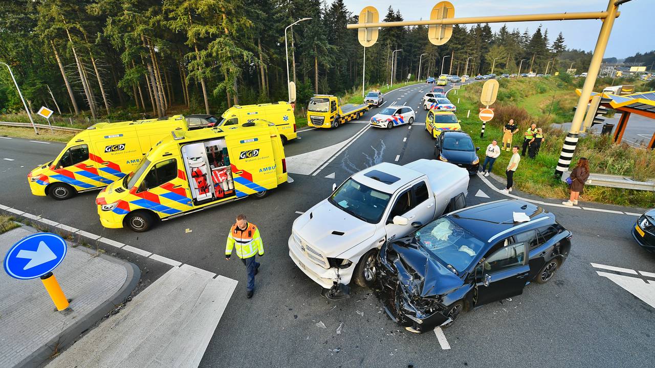 Politie, ambulance en een bergingsbedrijf werden na de melding ingeschakeld (foto: Rico Vogels/SQ Vision).