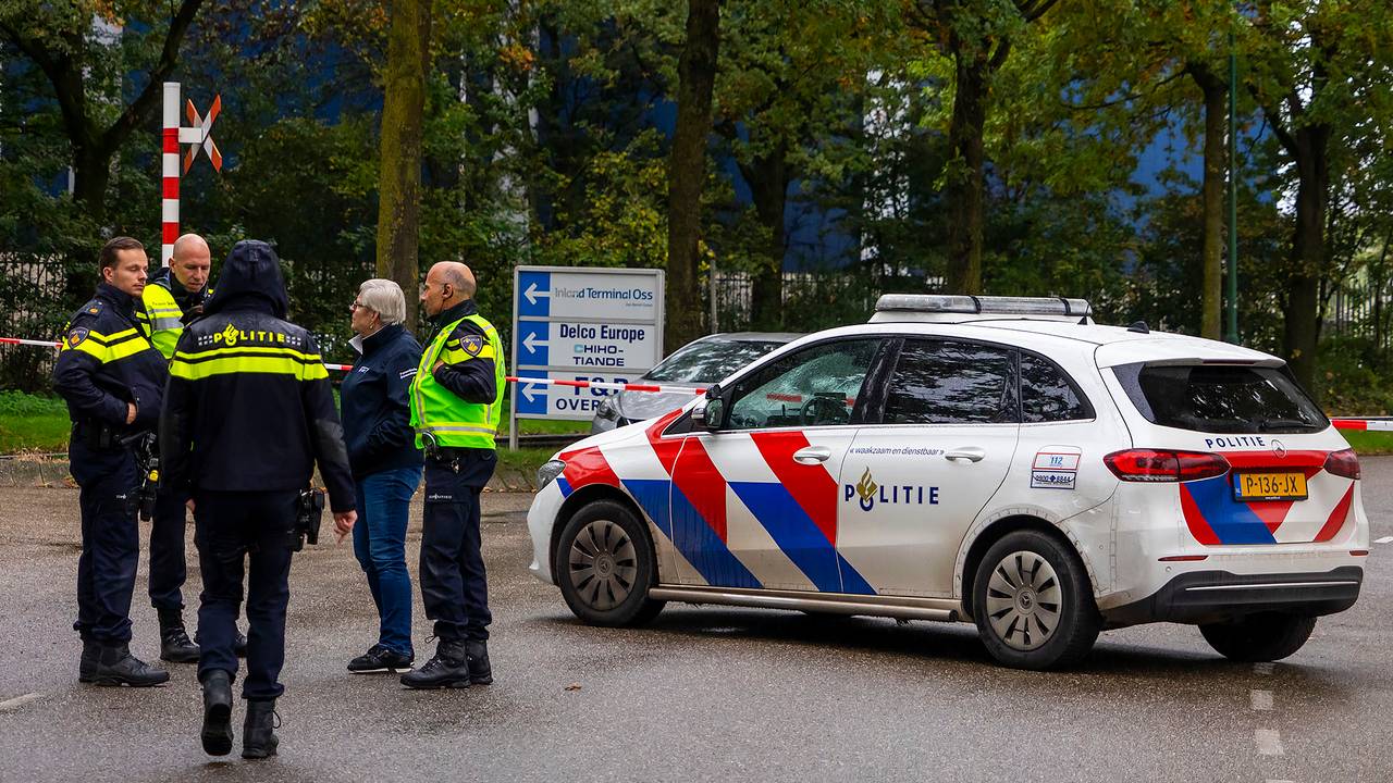 Agenten zetten de weg af en overleggen met elkaar (foto: Gabor Heeres/SQ Vision).