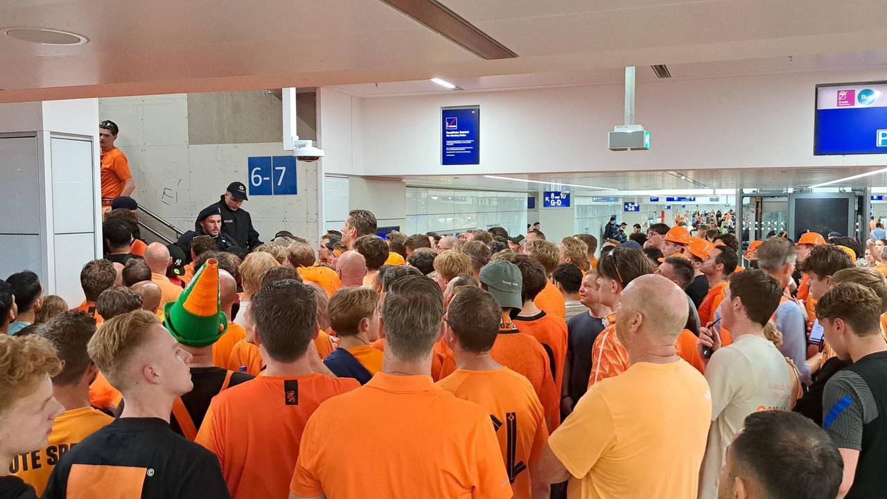 Oranjefans gaan massaal terug naar huis vanuit Dortmund (foto: Leon Voskamp).