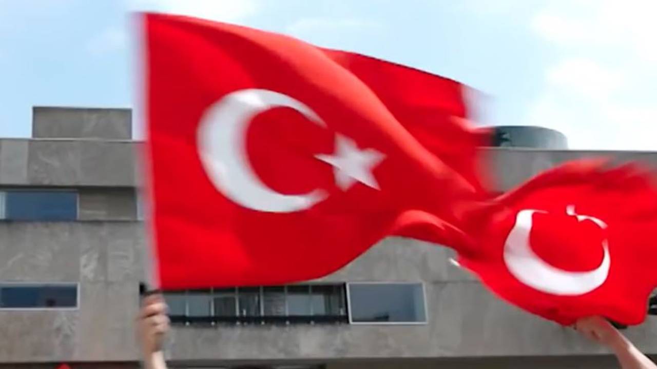 Demonstratie van honderden Turken (foto: Studio 040).