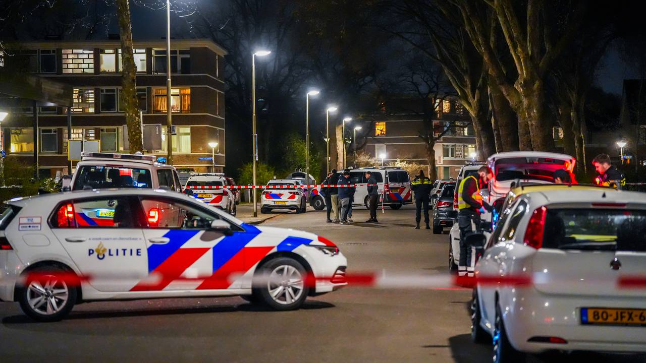 De straat staat vol met politieauto's (Foto: SQ Vision).