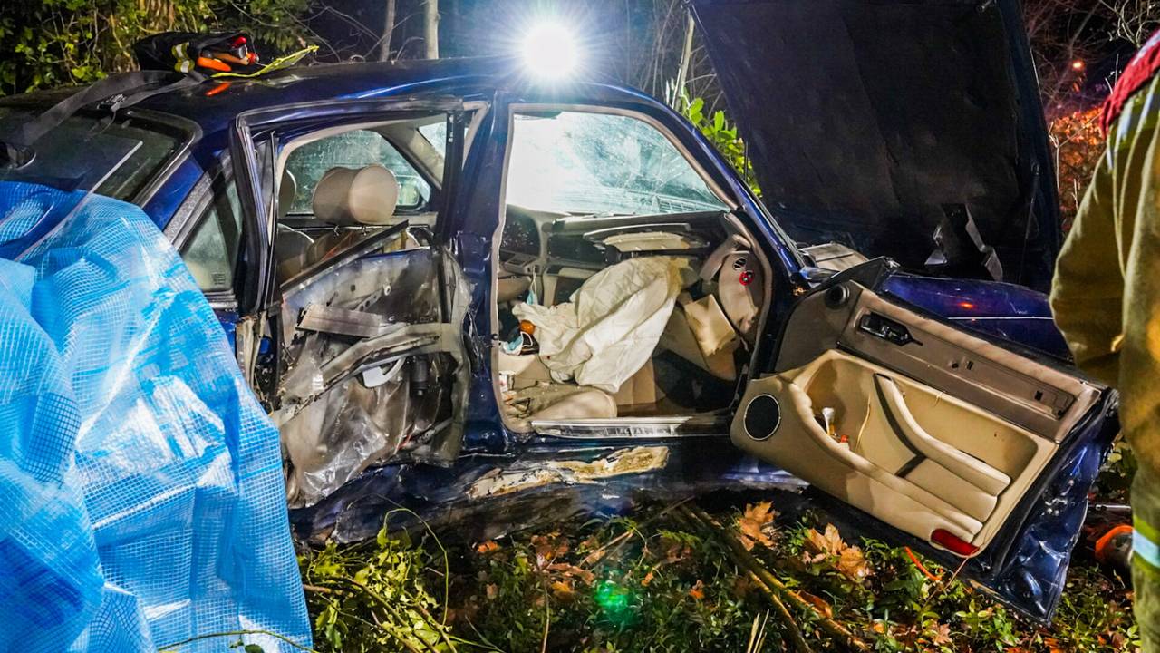 Man zwaargewond na botsing tegen boom in Eindhoven.