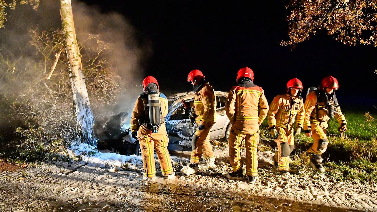 De brandweer bluste de auto in Eersel (foto: Rico Vogels/SQ Vision).