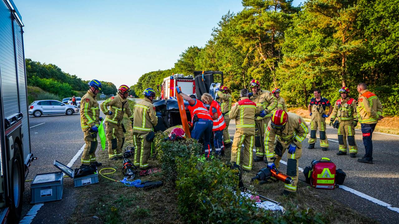 Man raakt bekneld in auto na botsing: brandweer bevrijdt hem
