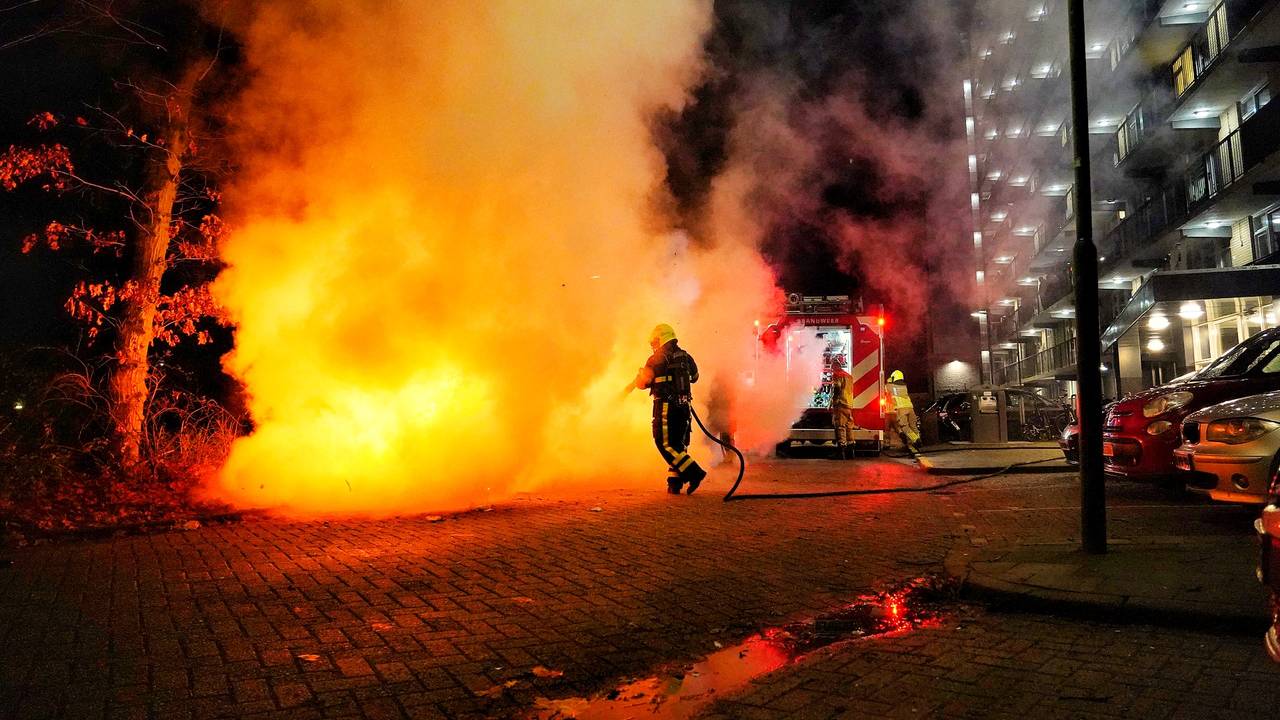Bij het blussen van de auto in Oosterhout kwam veel rook vrij (foto: Jeroen Stuve/SQ Vision).