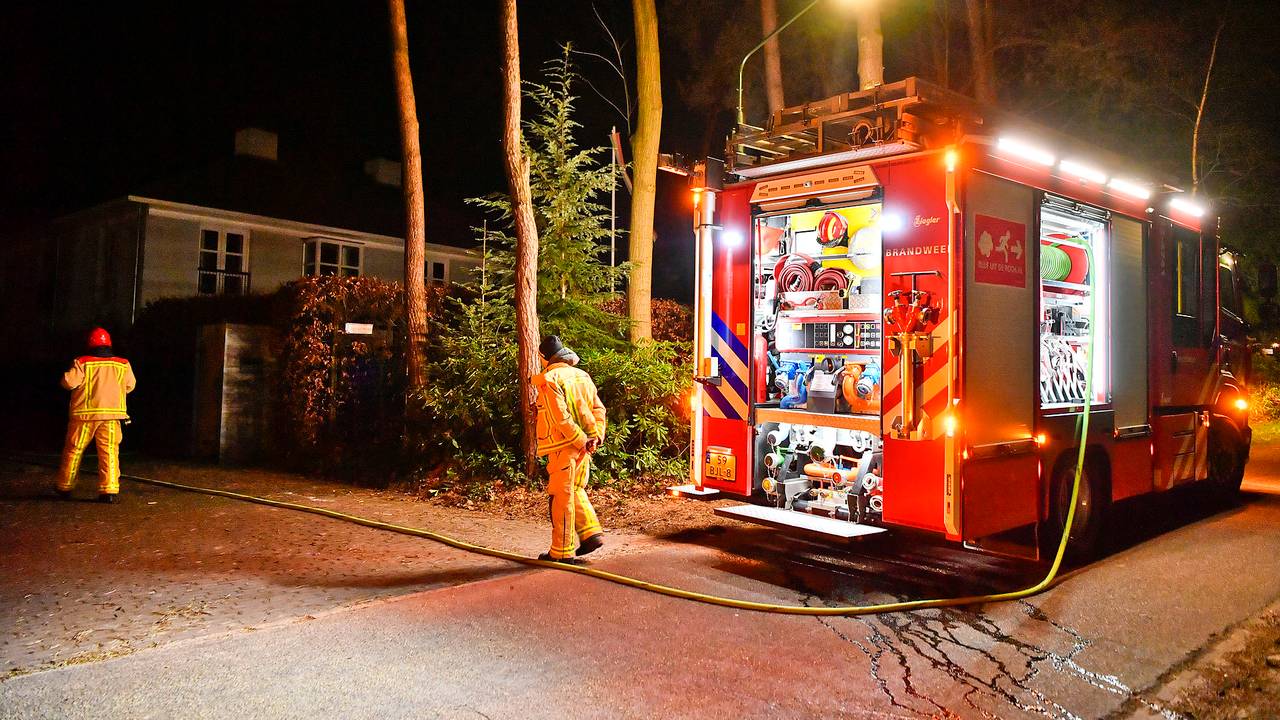 De brandweer bij de villa in Valkenswaard (foto: Rico Vogels/SQ Vision).