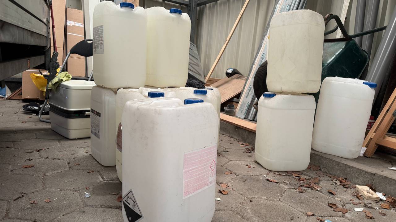 De lege vaten staan woensdag nog altijd in de loods (foto: Omroep Brabant).