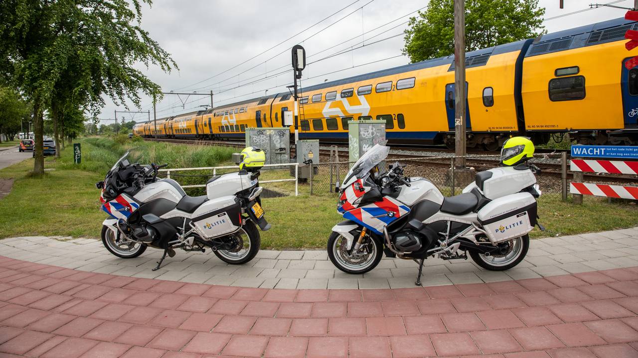 Vanwege de aanrijding werd de spoorwegovergang aan de Marconilaan in Bergen op Zoom afgesloten (foto: Christian Traets/SQ Vision).
