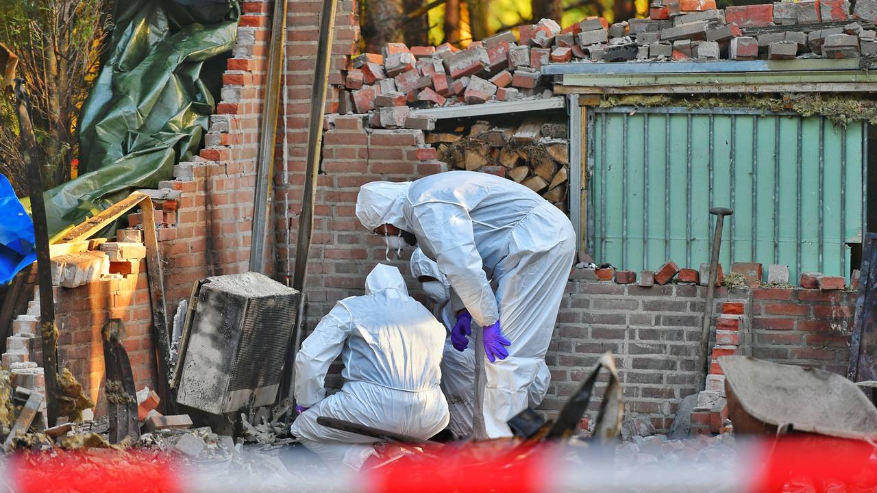 Onderzoek bij de hut (foto: Rico Vogels/SQ Vision).