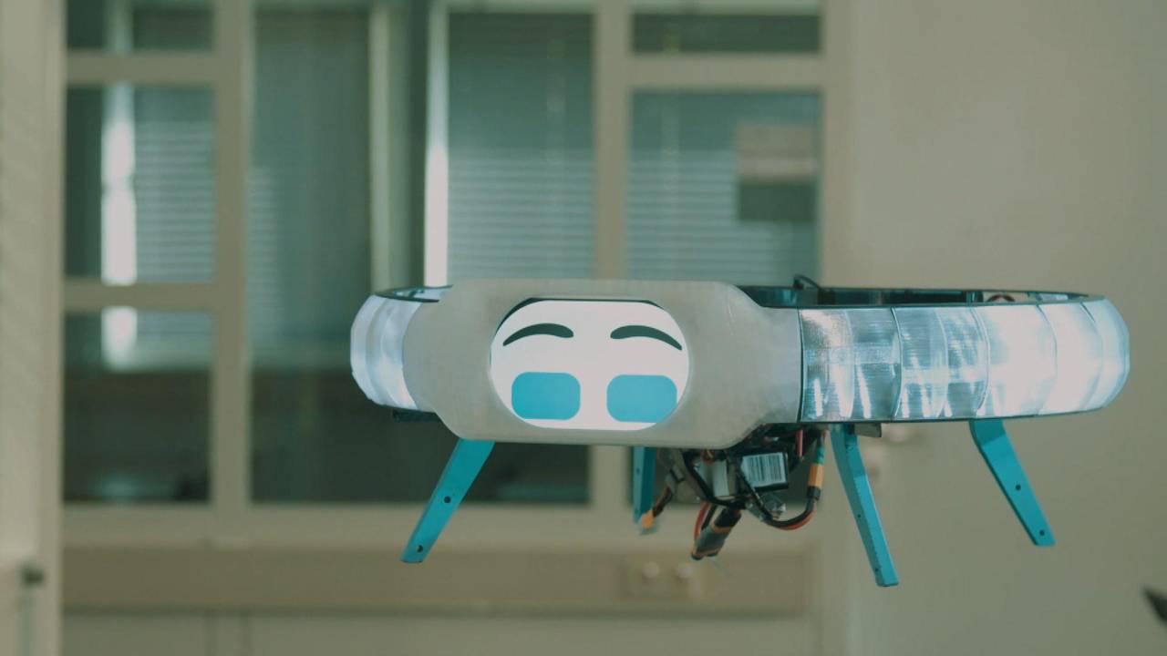 De drone moet ouderen helpen om bij een brand veilig weg te komen.