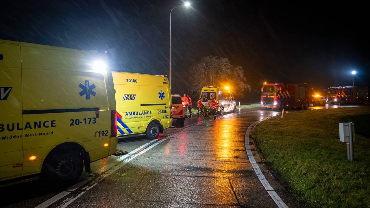 Vanwege het ernstige ongeluk op de toerit naar de A59 bij Waalwijk werden diverse hulpverleners opgeroepen (foto: Iwan van Dun/SQ Vision).