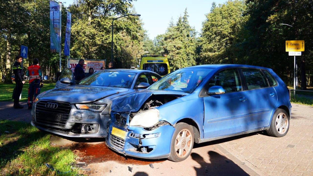 De auto's botsten in de Boslaan in Vught (foto: Bart Meesters).