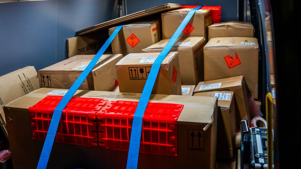 De 550 kilo illegaal zwaar vuurwerk werd gevonden na een tip (foto: Dave Hendriks/SQ Vision).