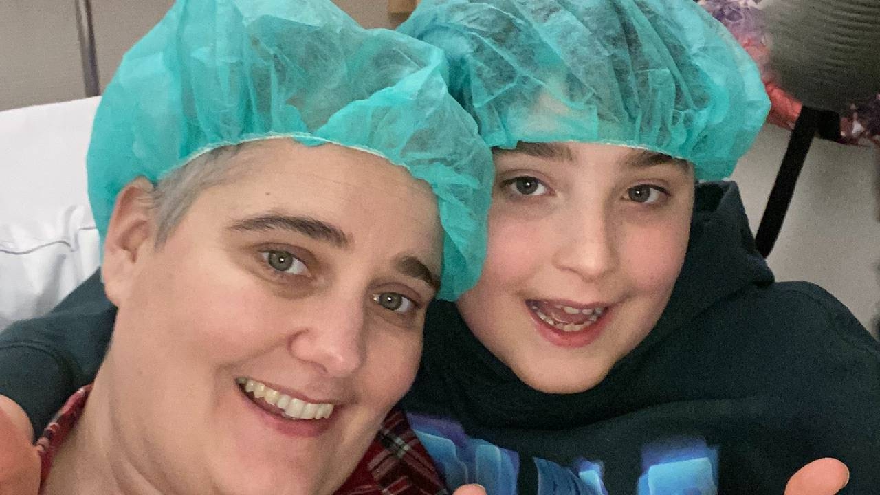 Marieke met haar zoon na de operatie.