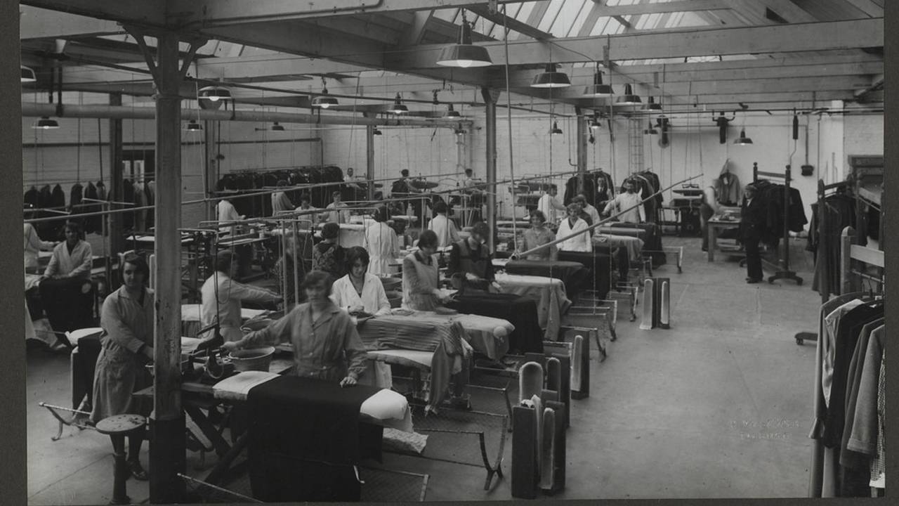 Arbeiders van stoomververij en chemische wasserij De Regenboog in Tilburg (foto: H. van der Schoot/ collectie Regionaal Archief Tilburg).
