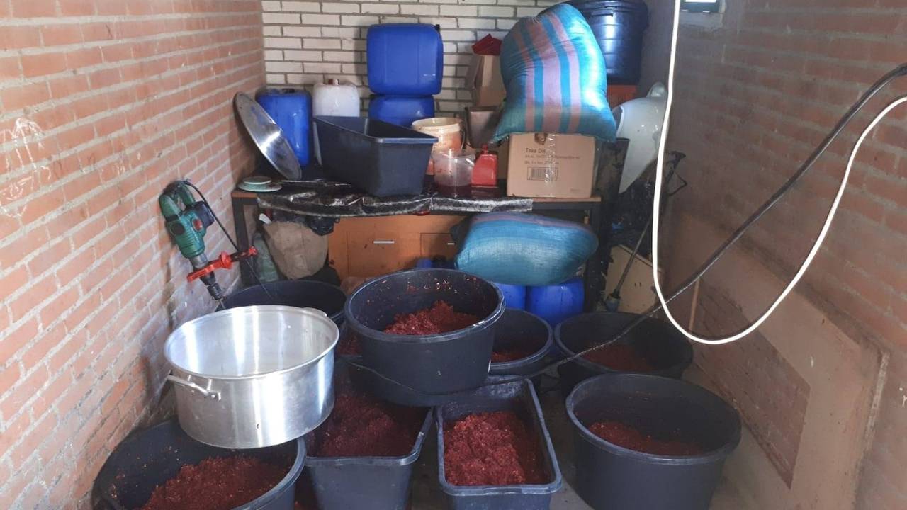 De illegale tabaksfabriek werd ontdekt in een schuur in Dongen (foto: Facebook politie Dongen).