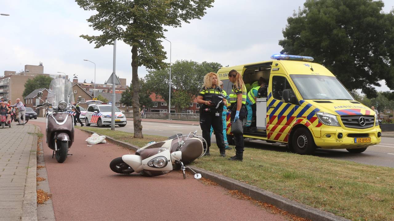 Het ongeluk in de Merwedelaan in Den Bosch gebeurde zaterdagochtend (foto: Bart Meesters).